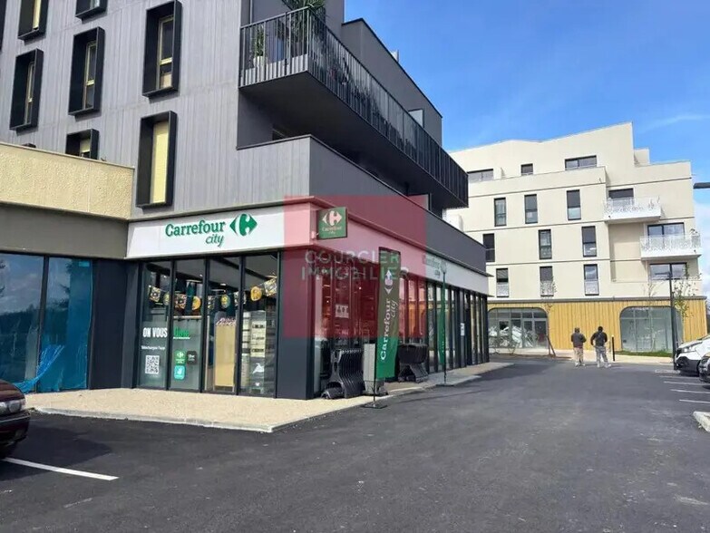 Local commercial dans Plaisir à vendre - Photo de l’immeuble – Image 2 sur 9