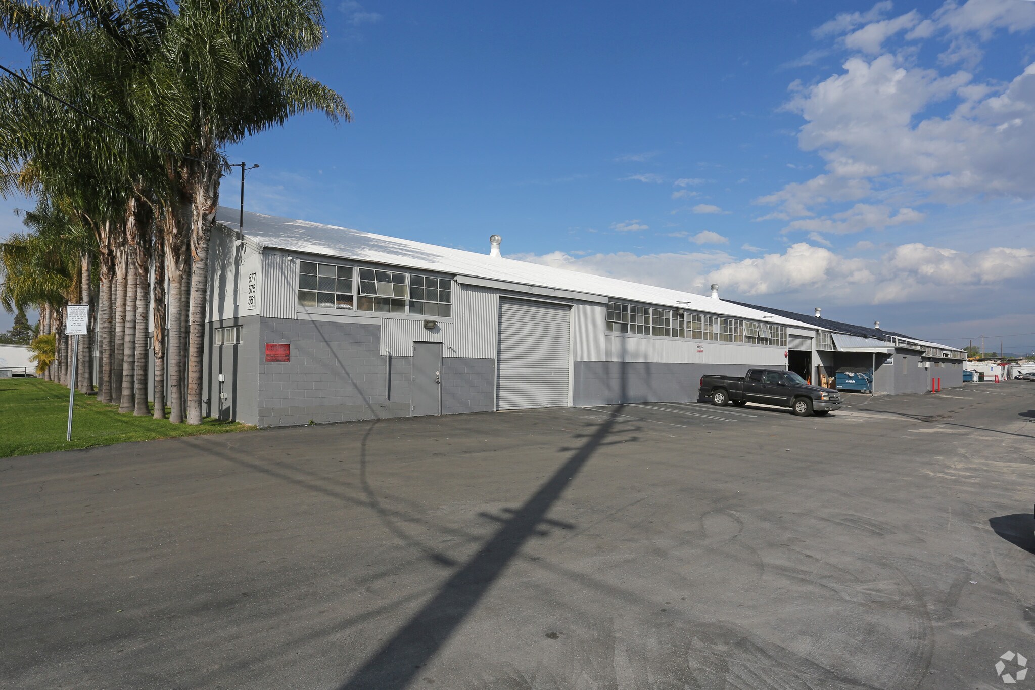 551-583 N Batavia St, Orange, CA à louer Photo principale– Image 1 sur 5