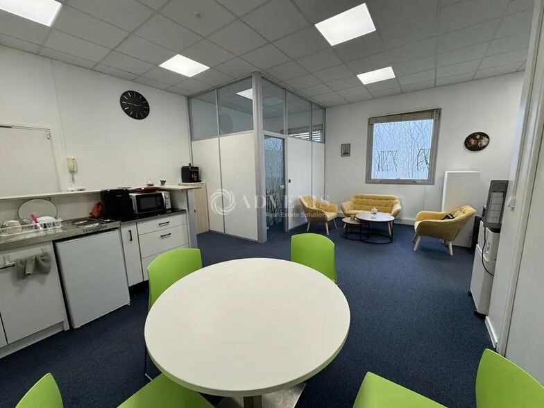 Bureau dans Tremblay-en-France à louer - Photo de l’immeuble – Image 2 sur 8