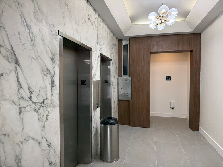 299 Alhambra Cir, Coral Gables, FL à louer - Photo de l’immeuble – Image 3 sur 10