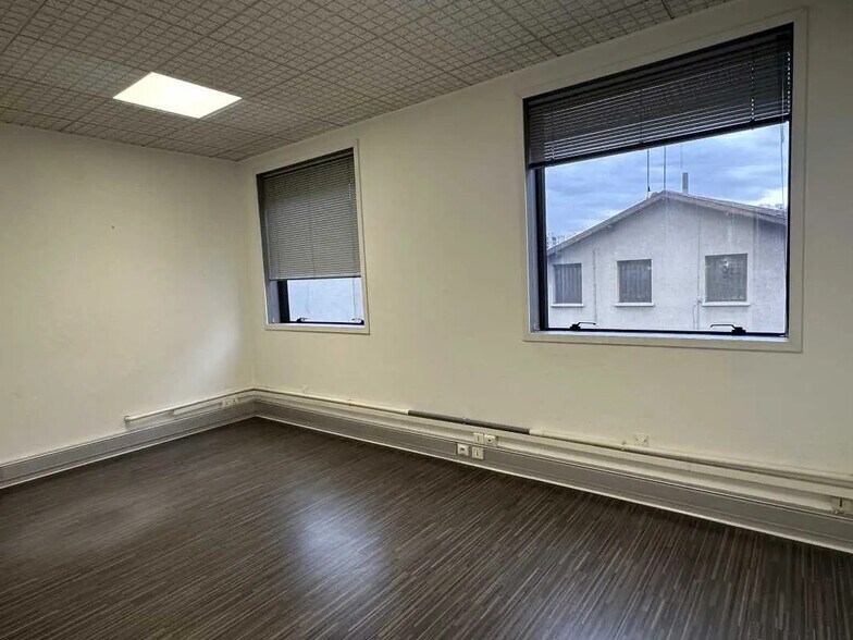 Bureau dans Décines-Charpieu à louer - Photo de l’immeuble – Image 3 sur 11