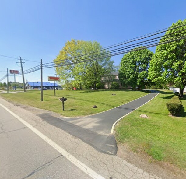 805 W Maple St, Hartville, OH à vendre - Photo de l’immeuble – Image 2 sur 4