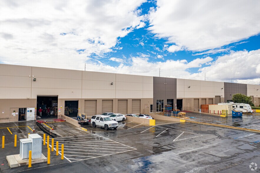 4375 S Valley View Blvd, Las Vegas, NV à louer - Photo de l’immeuble – Image 3 sur 4