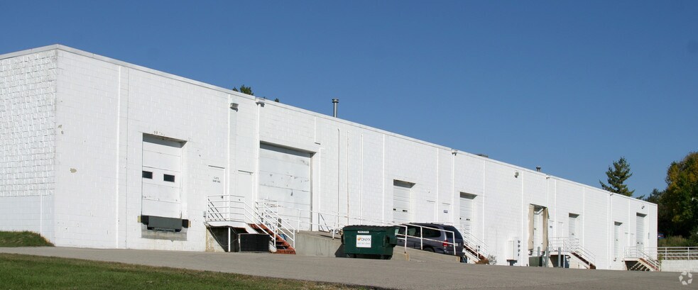 1701 Creek Rd, West Bend, WI à louer - Photo de l’immeuble – Image 2 sur 2