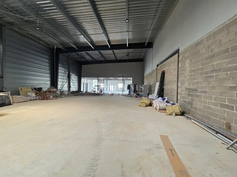 Local d’activités dans Villeneuve-sous-Dammartin à louer - Photo de l’immeuble – Image 2 sur 11