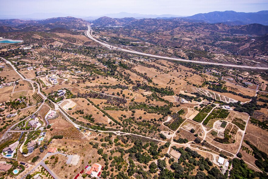 Rancho Alegre Rd, Fallbrook, CA à vendre - Photo principale – Image 1 sur 5