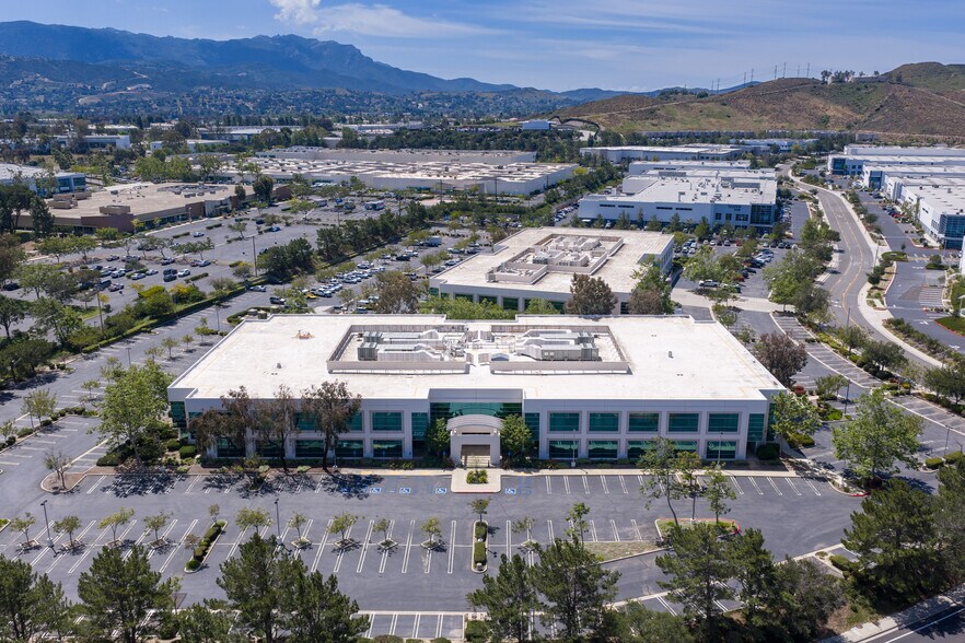 2380 Conejo Spectrum St, Thousand Oaks, CA à vendre - Photo de l’immeuble – Image 2 sur 14