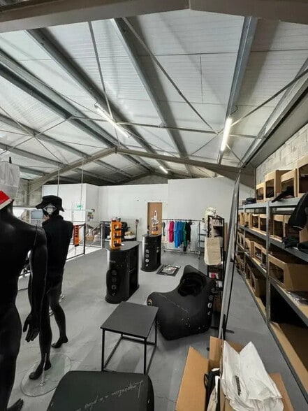 Local commercial dans  à louer - Photo de l’immeuble – Image 3 sur 6