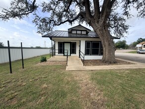 415 W Goodwin St, Pleasanton, TX à louer Photo de l’immeuble– Image 1 sur 3