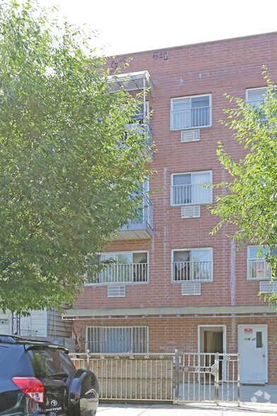 10438 38th Ave, Corona, NY à vendre - Photo de l’immeuble – Image 2 sur 2