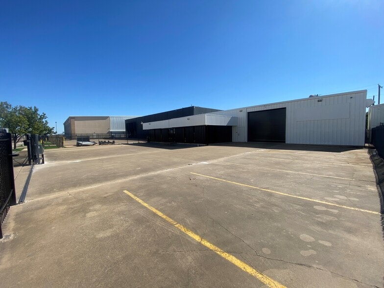 2734 Burbank St, Dallas, TX à louer - Photo de l’immeuble – Image 2 sur 11