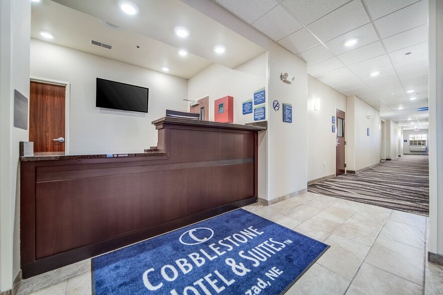805 York Dr, Cozad, NE à vendre - Hall d’entrée – Image 3 sur 12