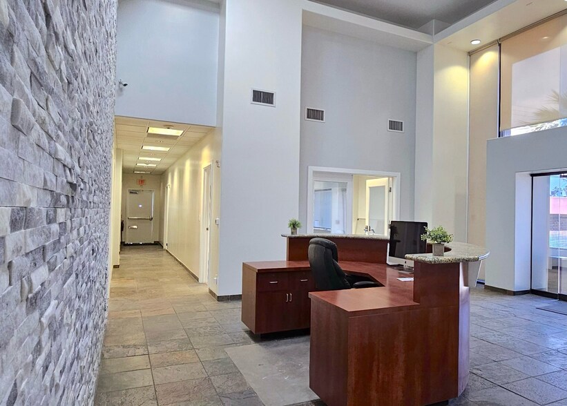 522 E Twain Ave, Las Vegas, NV à vendre - Photo intérieure – Image 3 sur 6