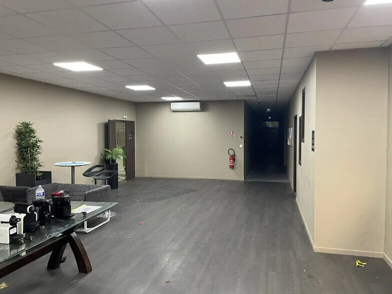 Local d’activités dans SAINT-OUEN-L'AUMONE à louer - Photo de l’immeuble – Image 3 sur 7