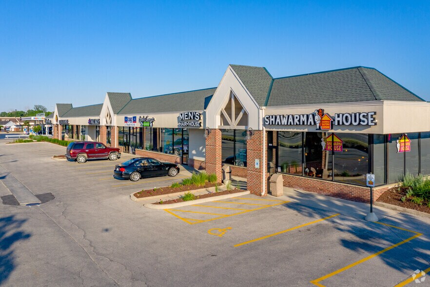 17445 W Bluemound Rd, Brookfield, WI à louer - Photo de l’immeuble – Image 3 sur 9