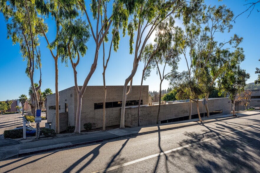 145 Thunder Dr, Vista, CA à vendre - Photo de l’immeuble – Image 2 sur 15