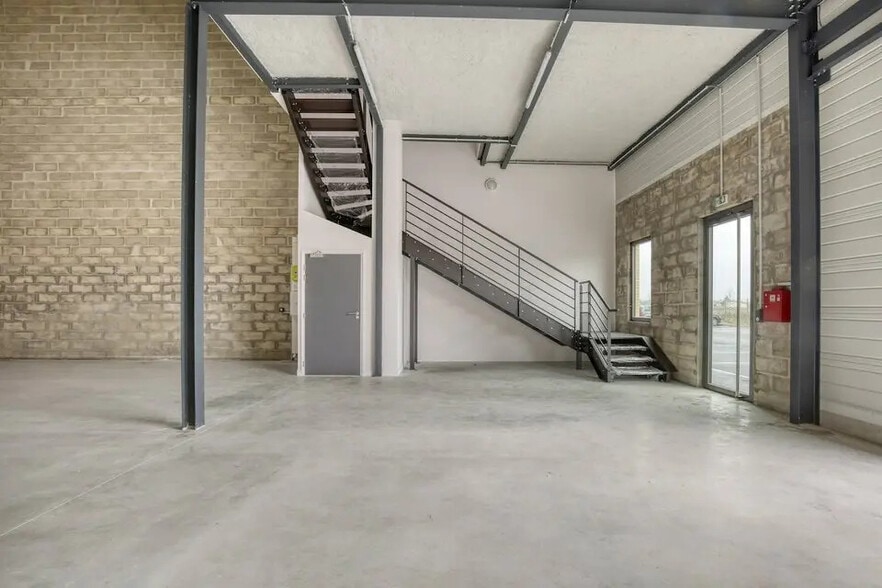 Local d'activités dans Persan à vendre - Photo de l’immeuble – Image 2 sur 6