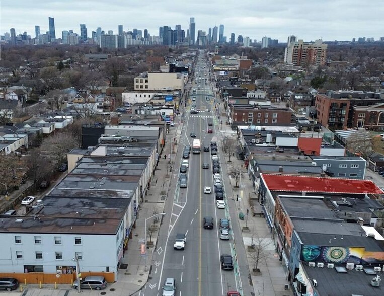 940 Danforth Ave, Toronto, ON à vendre - Aérien – Image 3 sur 3