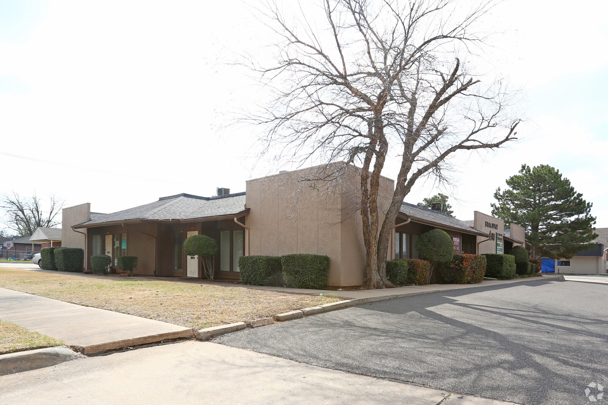 400 N Broadway, Edmond, OK à louer Photo principale– Image 1 sur 22