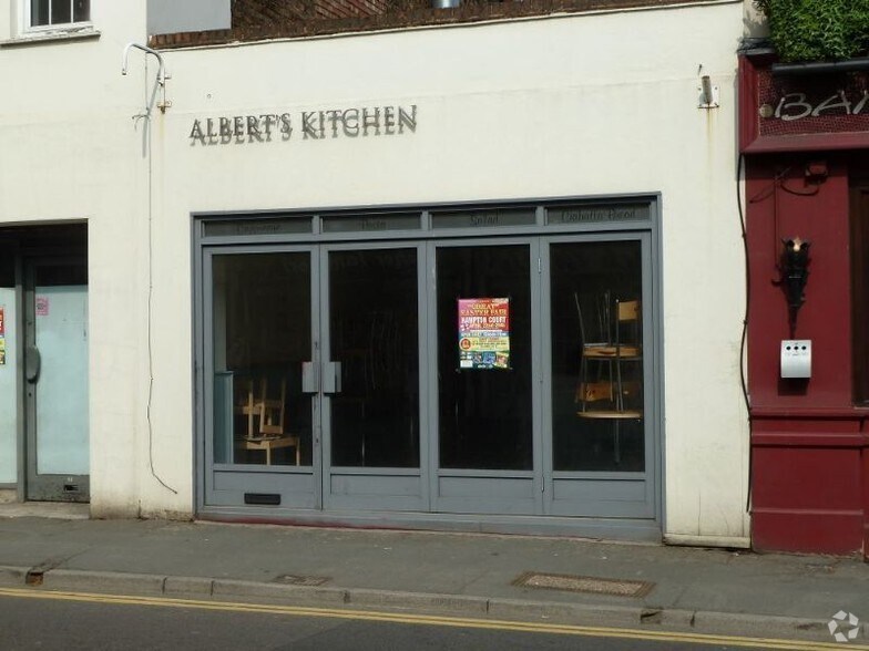 6-8 Church St, Esher à vendre - Photo de l’immeuble – Image 1 sur 4