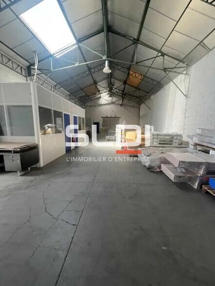Local d’activités dans Vénissieux à louer - Photo de l’immeuble – Image 3 sur 4