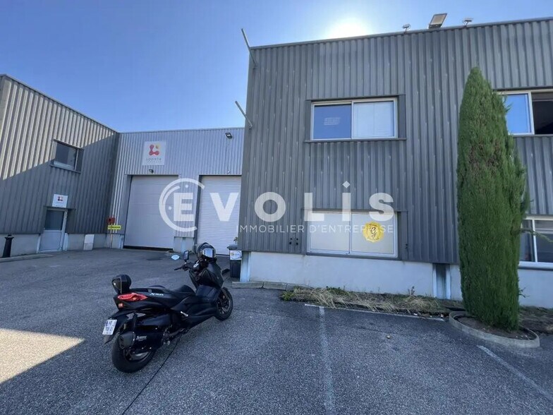 Bureau dans Mions à louer - Photo de l’immeuble – Image 1 sur 17