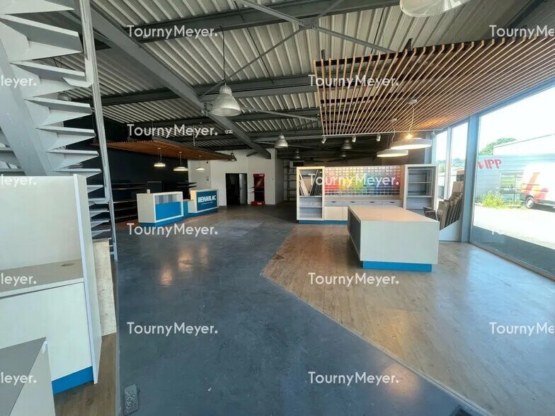 Local commercial dans Lons à louer - Photo de l’immeuble – Image 1 sur 4