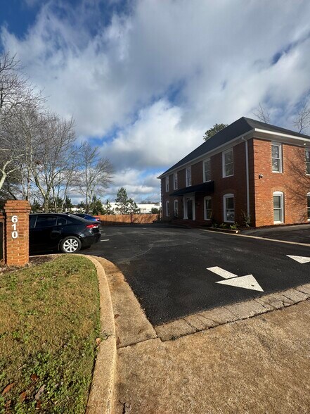 610 Colonial Park Dr, Roswell, GA à louer - Photo de l’immeuble – Image 1 sur 10