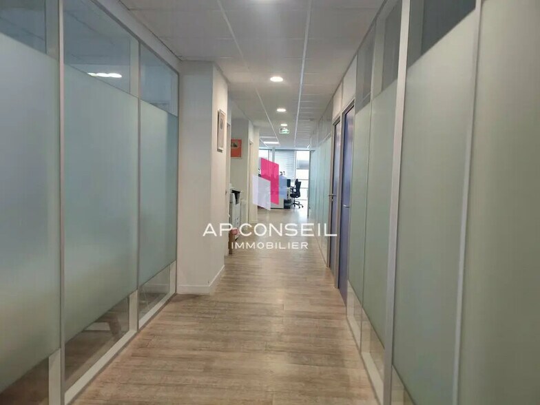 60 Avenue Du Centre, Montigny-le-Bretonneux à louer - Photo de l’immeuble – Image 3 sur 5