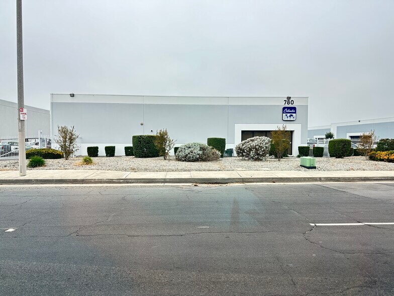 760 E Francis St, Ontario, CA à louer - Photo de l’immeuble – Image 3 sur 4