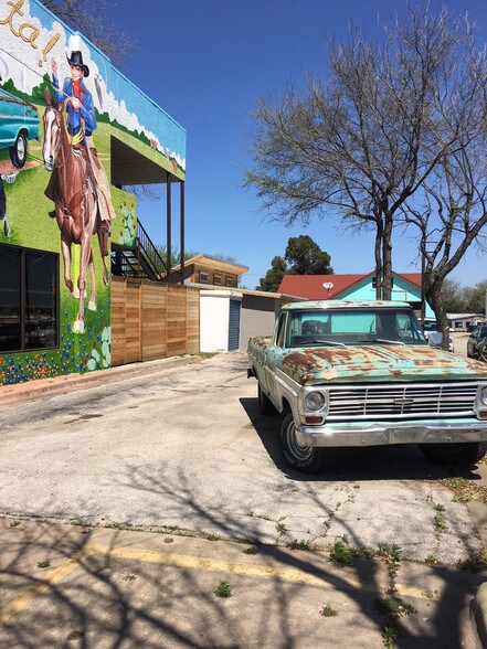 1000 E 51st St, Austin, TX à louer - Photo de l’immeuble – Image 2 sur 17