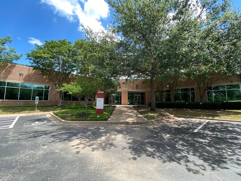 13640 Briarwick Dr, Austin, TX à louer - Photo de l’immeuble – Image 2 sur 17