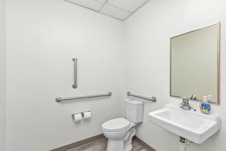 101 Creek Ridge Rd, Greensboro, NC à louer Photo intérieure– Image 2 sur 11