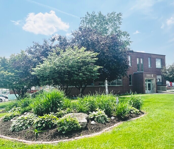 111 E Burnett St, Beaver Dam, WI à louer - Photo de l’immeuble – Image 2 sur 18