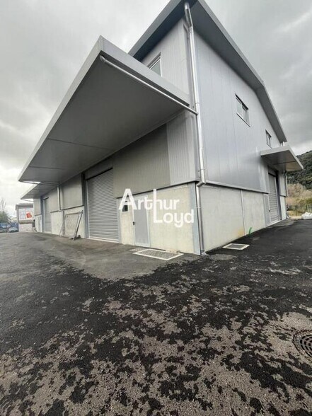 Local d’activités dans La Roquette-sur-Siagne à louer - Photo de l’immeuble – Image 2 sur 8