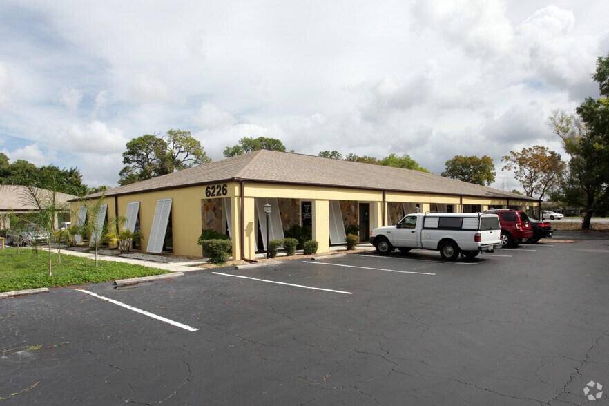 6226 Presidential Ct, Fort Myers, FL à louer - Photo de l’immeuble – Image 2 sur 6