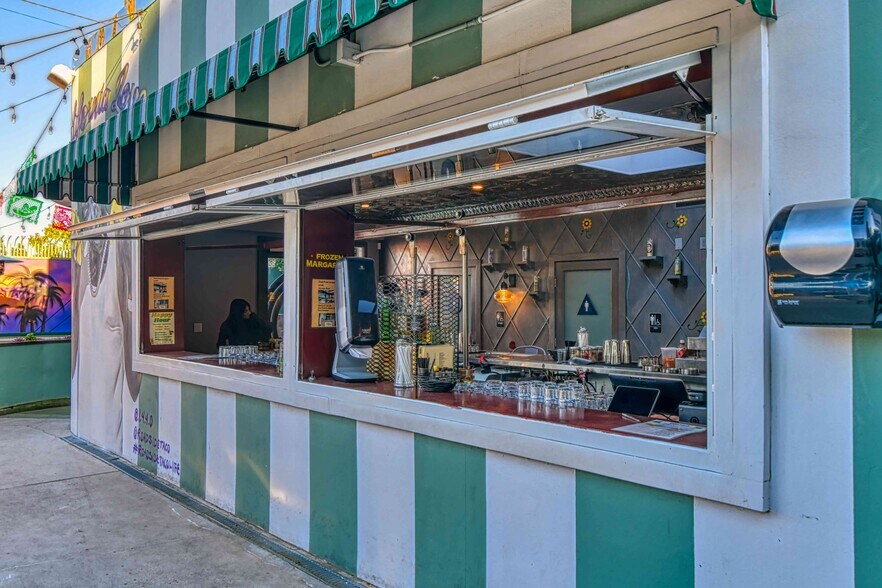 10628 Ventura Blvd, Studio City, CA à louer - Photo intérieure – Image 2 sur 11