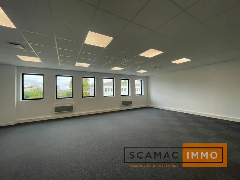 Local d’activités dans Fresnes à louer - Photo de l’immeuble – Image 3 sur 5