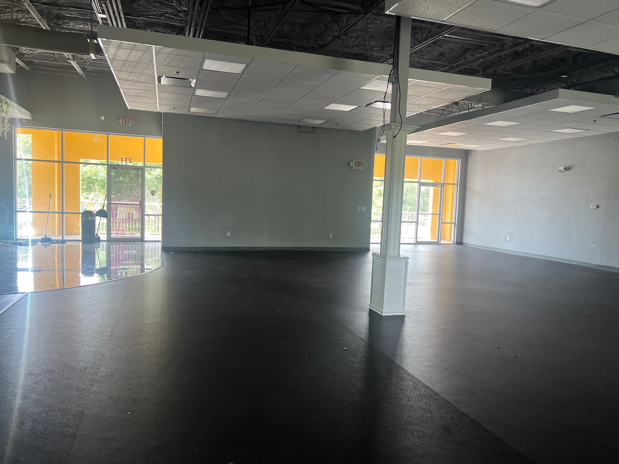 1076 E Brandon Blvd, Brandon, FL à louer Photo intérieure– Image 1 sur 4