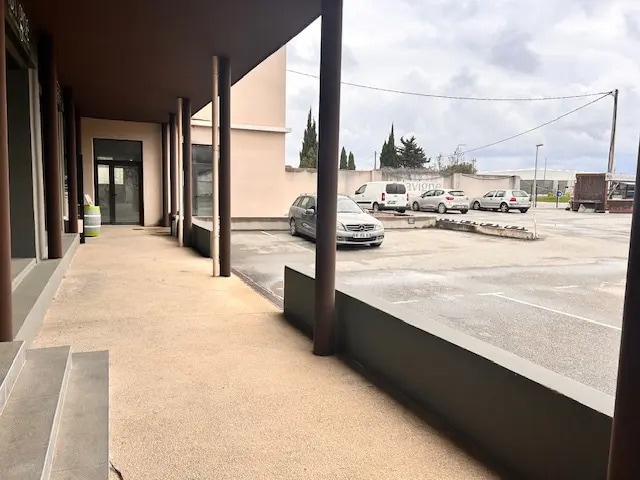 Local commercial dans Graveson à louer - Photo de l’immeuble – Image 3 sur 3