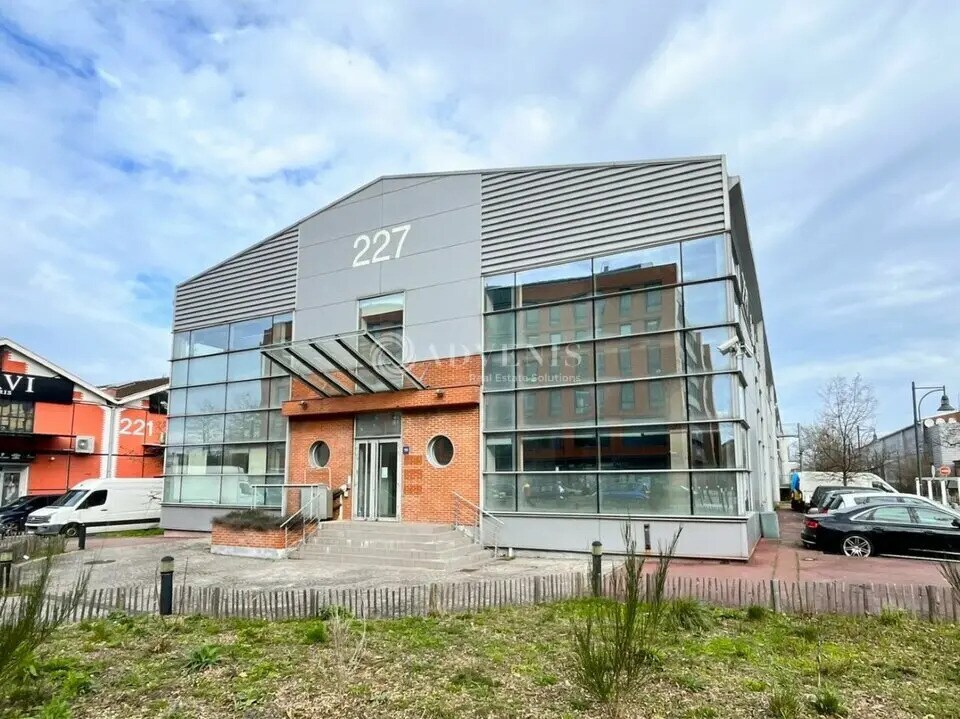 Local d’activités dans Aubervilliers à louer Photo de l’immeuble– Image 1 sur 10