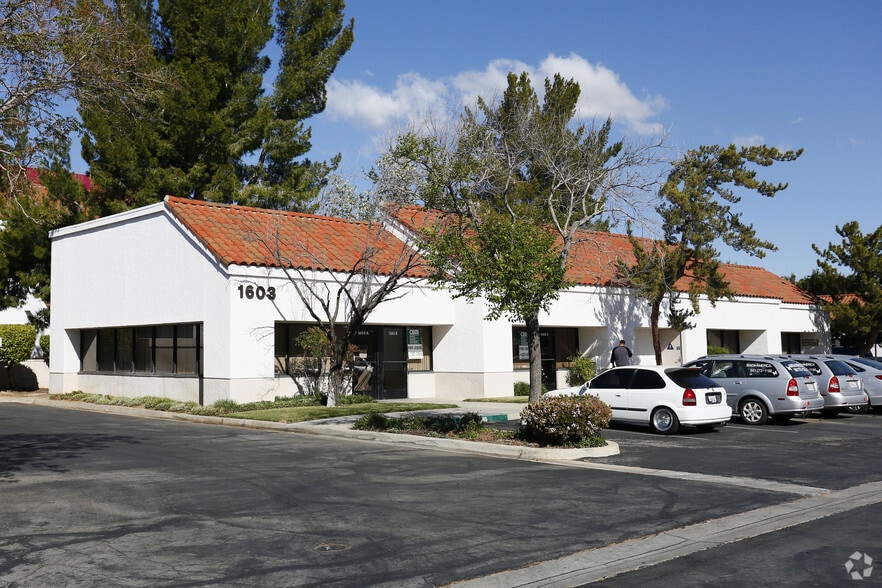 1603 E Palmdale Blvd, Palmdale, CA à vendre - Photo principale – Image 1 sur 7