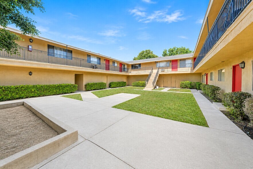 383 Orchid Ln, Pomona, CA à vendre - Photo de l’immeuble – Image 2 sur 47