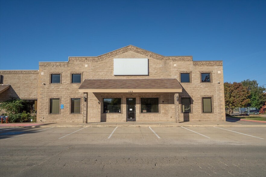 209 S Shady Shores Dr, Lake Dallas, TX à louer - Photo de l’immeuble – Image 2 sur 13