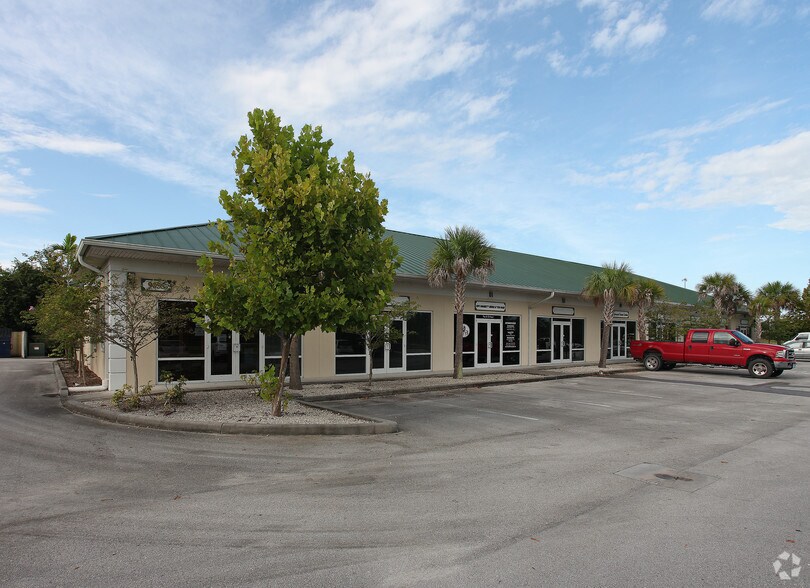 9055 Americana Rd, Vero Beach, FL à louer - Photo principale – Image 1 sur 4