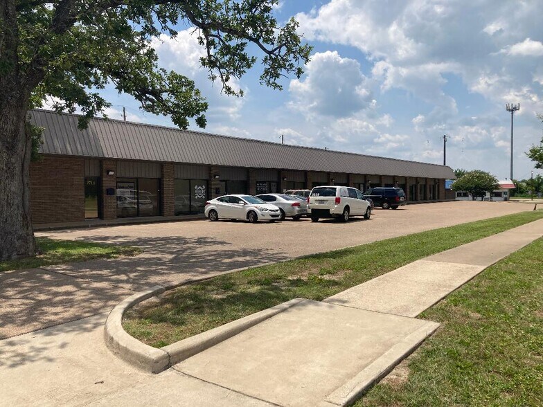 2700 Finfeather Rd, Bryan, TX à vendre - Photo principale – Image 1 sur 2