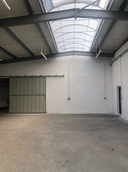 Local d’activités dans Nanteuil-lès-Meaux à louer - Photo de l’immeuble – Image 3 sur 3