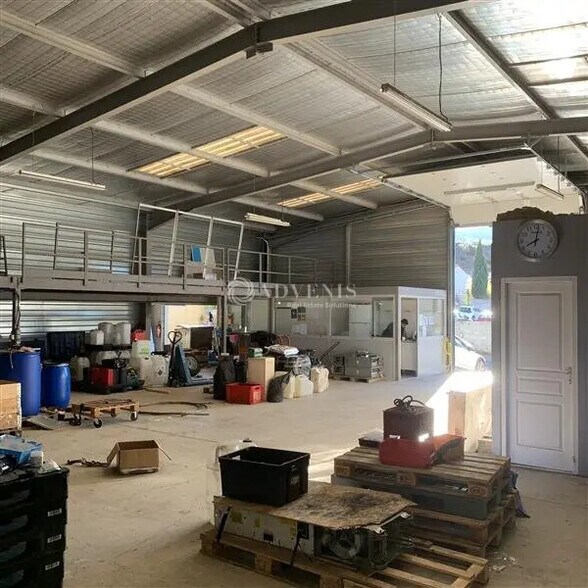 Local d’activités dans à louer - Photo intérieure – Image 1 sur 9