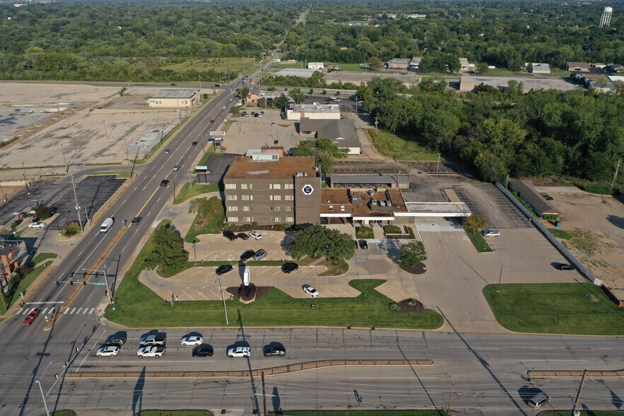 3706 SW Topeka Blvd, Topeka, KS à louer - Aérien – Image 3 sur 22