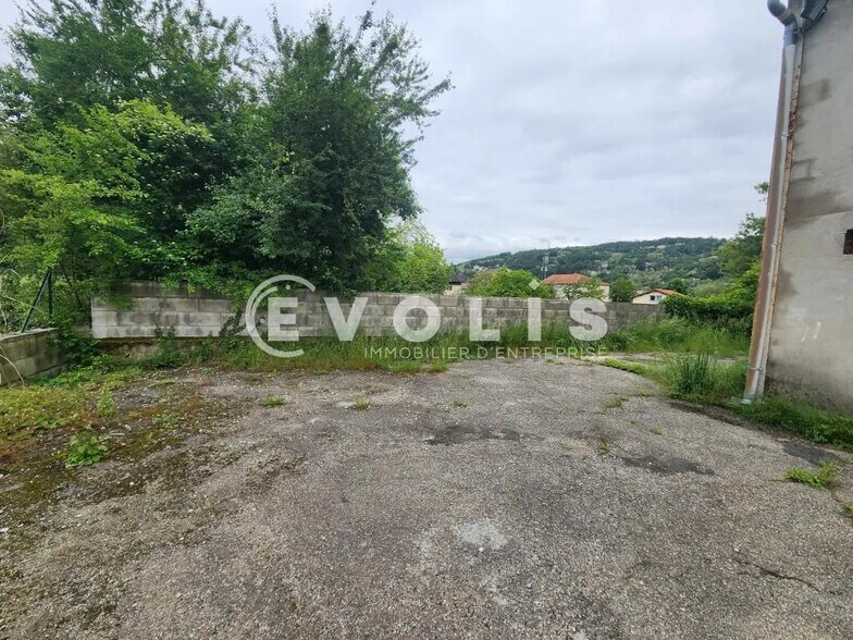 Local d'activités dans Givors à vendre - Photo de l’immeuble – Image 2 sur 28